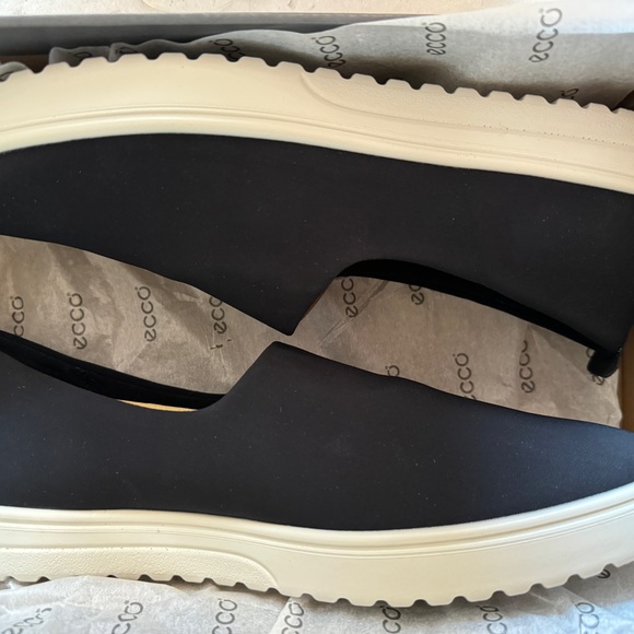 NIB Ecco women’s 41 size 10 black slip-on casual shoes Fara Gillian - Picture 2 of 3